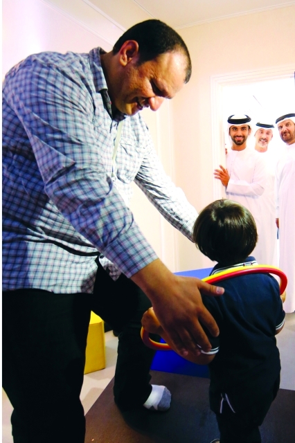 "■ منصور بن محمد يطلع على جانب من خدمات المركز"