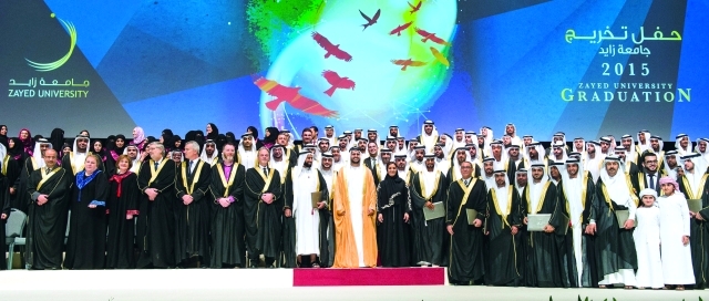 "■ ذياب بن محمد يتوسط الخريجين بحضور لبنى القاسمي | وام"