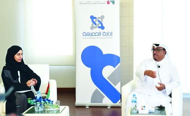 " ضاحي خلفان متحدثاً خلال ملتقى المعرفة وليلى الجاسم تدير الحوار | البيان"
