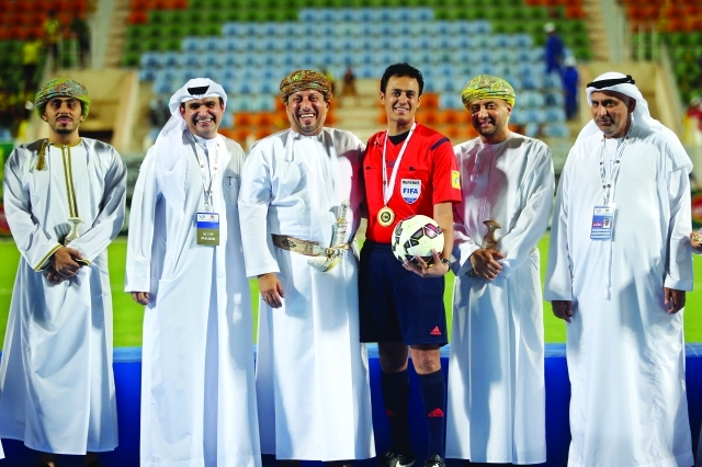"القمزي مع مسؤولي نادي السيب وحكم المباراة البيان"