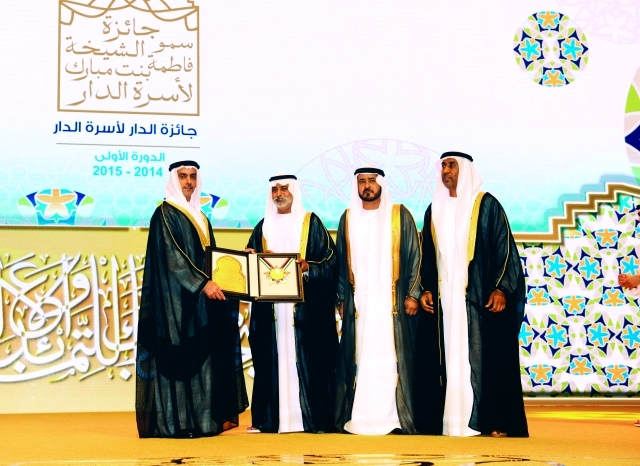 "سيف بن زايد يتسلم الجائزة | وام"