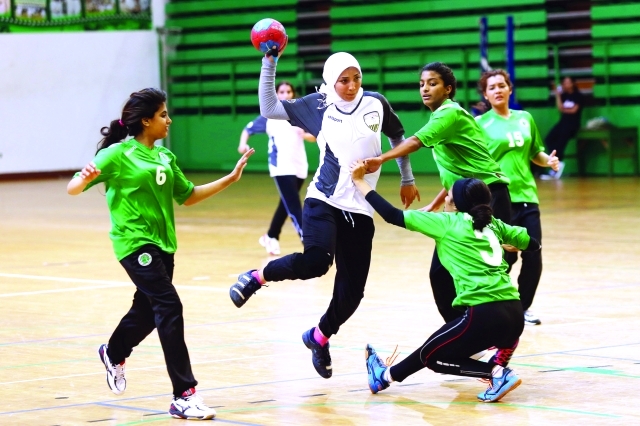 "■ سيدات الظفرة يكسبن نظيراتهن في فريق الشباب | تصوير - ناصر بابو"