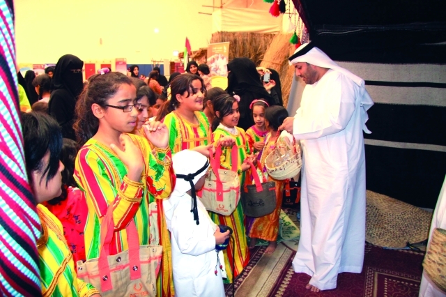 «حق الليلة» بهجة الأطفال بالمكسرات والشوكولاتة