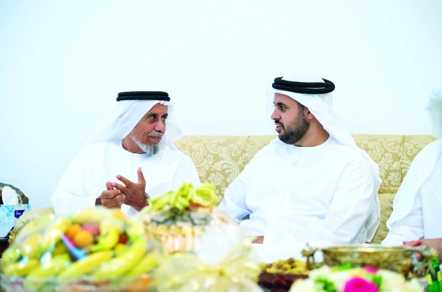 "ذياب بن محمد في حديث مع أحد الحضور"
