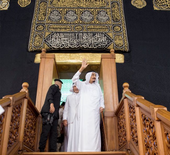 خادم الحرمين يغسل الكعبة المشرفة