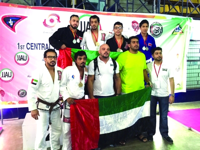 "■ أبطال المنتخب على منصة التتويج | البيان"