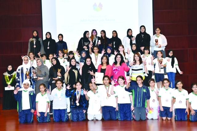 " مسؤولات مجلس دبي الرياضي مع الطالبات الفائزات في الدورة | البيان"