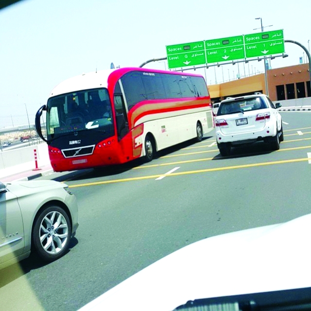 "■ حافلة تسير عكس السير  |  البيان"