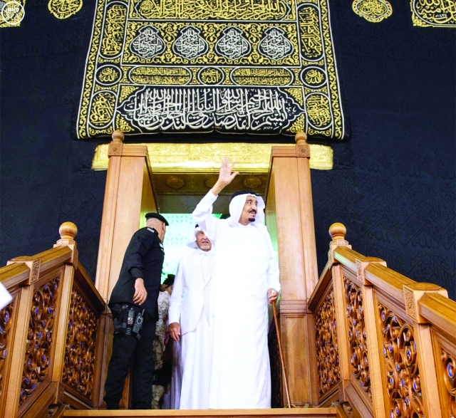 "Ⅶ خادم الحرمين خارجاً من الكعبة المشرفة | واس"