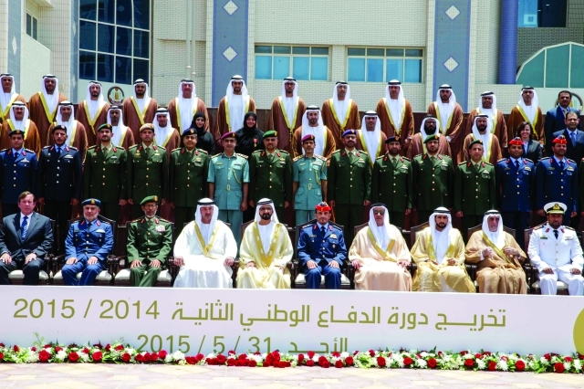 "■ نائب رئيس الدولة مع خريجي الدورة الثانية في الكلية بحضور حمدان بن محمد وهزاع وسيف بن زايد والرميثي والسعدي"