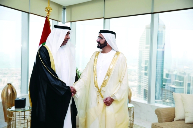 "■ محمد بن راشد يصافح عبيد الكتبي"