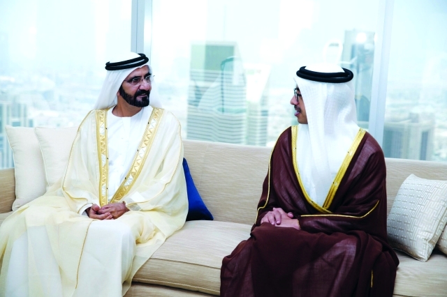 "■ محمد بن راشد وعبدالله بن زايد يتبادلان الحديث"