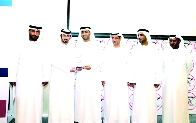 "■ الشعفار يكرم عبد العزيز الحصان ممثل الهيئة | البيان"