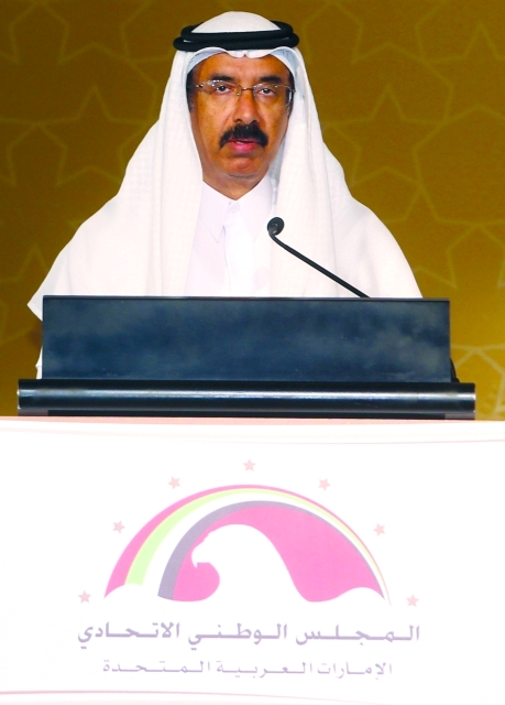 "■ محمد المر يلقي كلمته في افتتاح الندوة"