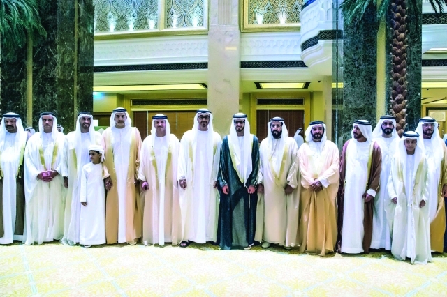 "محمد بن زايد متوسطاً الحضور في حفل الاستقبال بحضور طحنون وسيف وسرور بن محمد وهزاع ونهيان وسيف بن زايد ومحمد بن بطي آل حامد وسعيد بن محمد وخليفة بن سيف وحمد بن طحنون وطحنون بن حمد | وام"