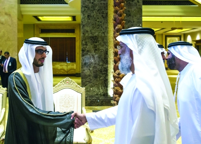 "ا لعريس يتلقى التهاني"