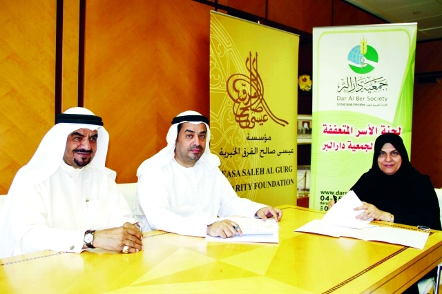 "■ رجاء القرق وعلي حسن العاصي خلال توقيع الاتفاقية | من المصدر"