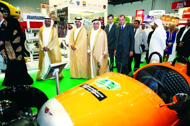 "■ مطر الطاير وهلال المري خلال جولتهما في المعرض | أرشيفية"