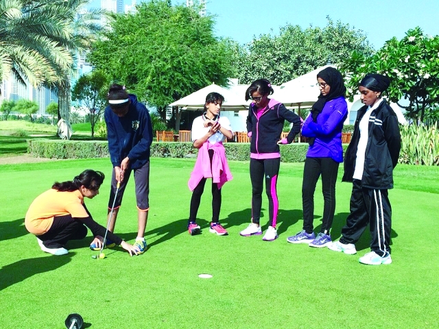 "■ الواعدات من الجنس اللطيف يتعلمن الغولف | البيان"