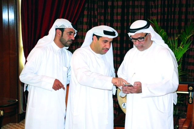 "■ صالح الشرقي مع أعضاء المجلس"