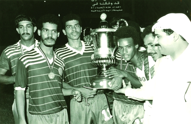 "■ .. ويحمل كأس إحدى بطولات العميد"