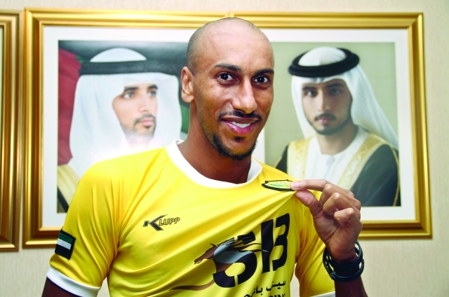 "■ حسن أمين يشير إلى شعار الوصل | البيان"
