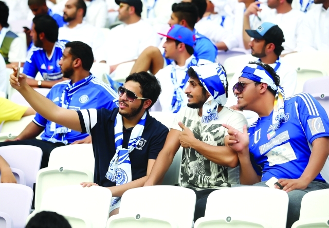 "■ جماهير نادي النصر عاشقة الموج الأزرق | البيان"