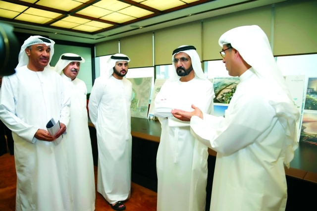 "■ محمد بن راشد ومكتوم بن محمد يستمعان لشرح من محمد العبار عن المشروع بحضور حسين لوتاه وأحمد المطروشي | تصوير: خليفة اليوسف"