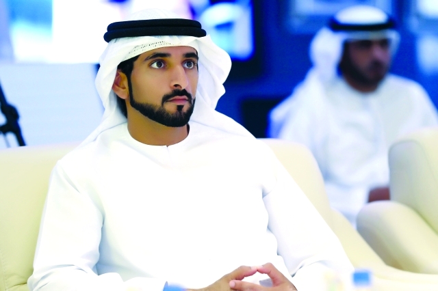 "■ حمدان بن محمد متابعاً المشاريع وسير الأعمال | تصوير: خليفة عيسى"