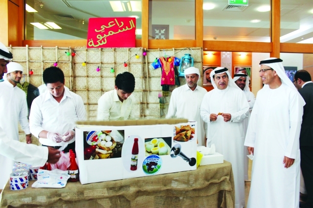 "عبد الرحمن آل صالح يشارك الموظفين إحياء حق الليلة"