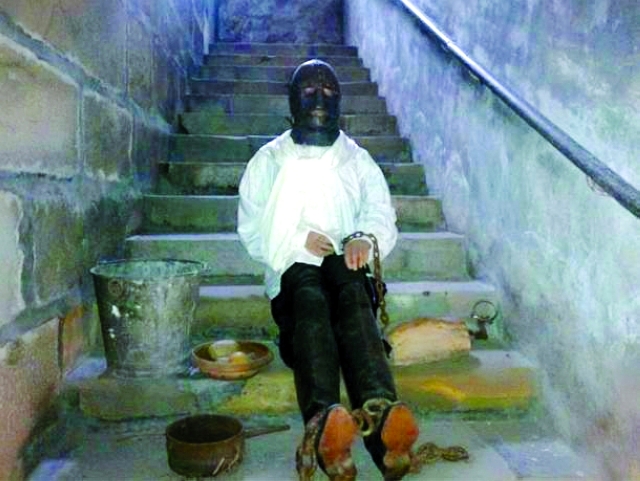 "من مسرحية الرجل في القناع الحديدي"
