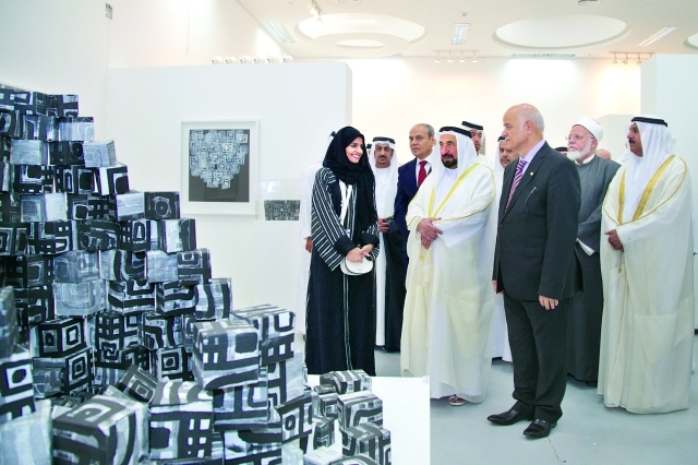 "■ سلطان القاسمي خلال جولة في المعرض | وام"