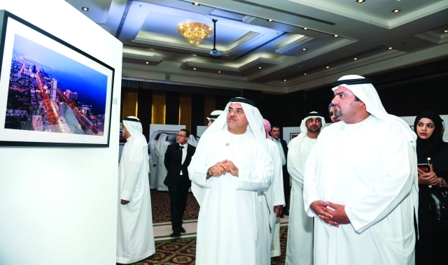 "..ويطلع على بعض الأعمال الفوتوغرافية المشاركة | وام"