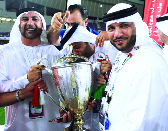 "■ أبو الشوارب يحمل الكأس مع محمد مبارك"