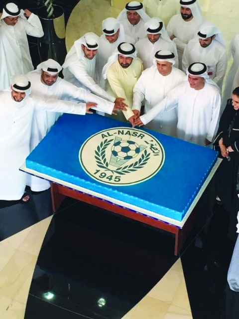 "■ مطر الطاير يتوسط مسؤولي الإدارات"