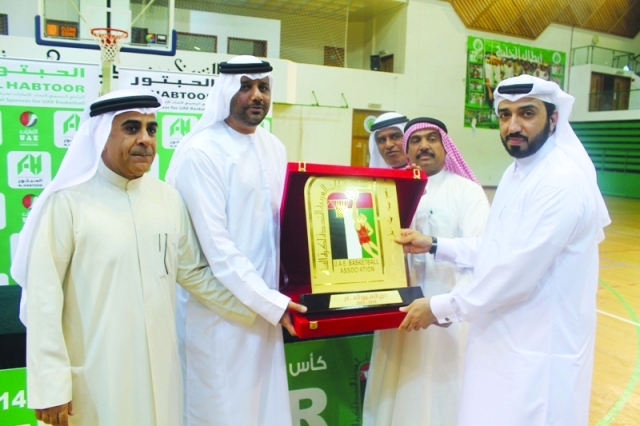 "■ عيسى هلال يتسلم درع التفوق العام | البيان"