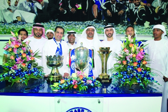"■ البناي وعبدالرحمن محمد وصلاح جلال يحتفلون مع مشجعي الأزرق"