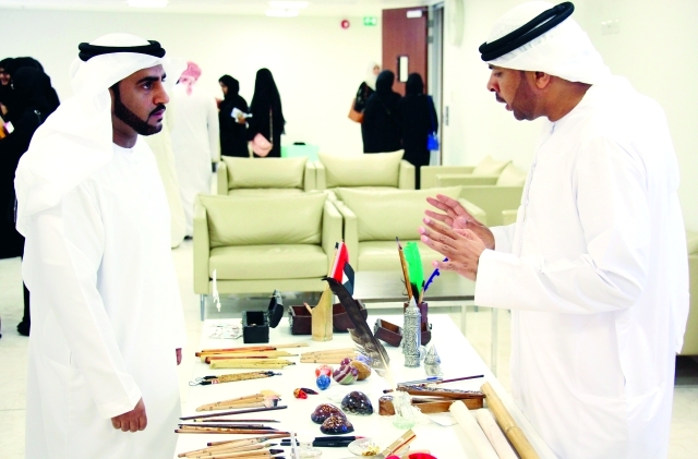 "علي الحمادي أمام أدواته"