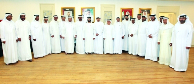 "■ عبد الملك والقمزي وبن غليطة والجرمن والحثبور يتوسطون ضيوف النصر | تصوير - عاطف الغمري"