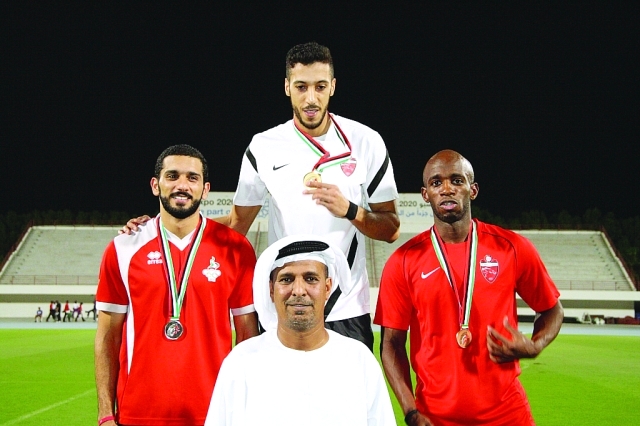"■ المهري مع أبطال سباق 400 م عدو"