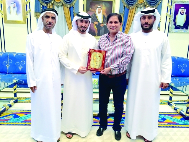 "الشعفار يهدي درع الاتحاد إلى موفد المجلس الأولمبي الآسيوي  |  البيان"