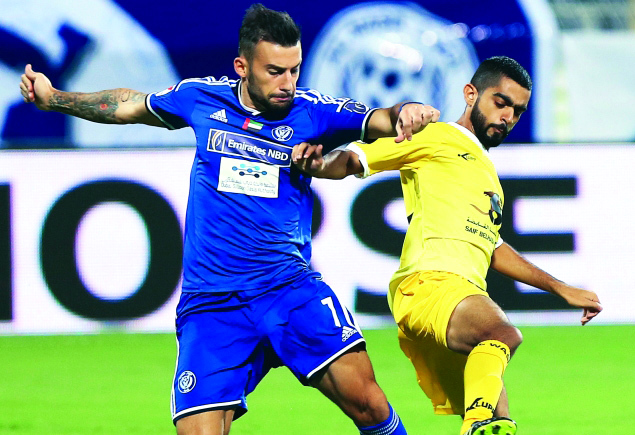 "■ لقطة من إحدى مباريات النصر والوصل في دوري الخليح العربي على ملعب نادي النصر | البيان"
