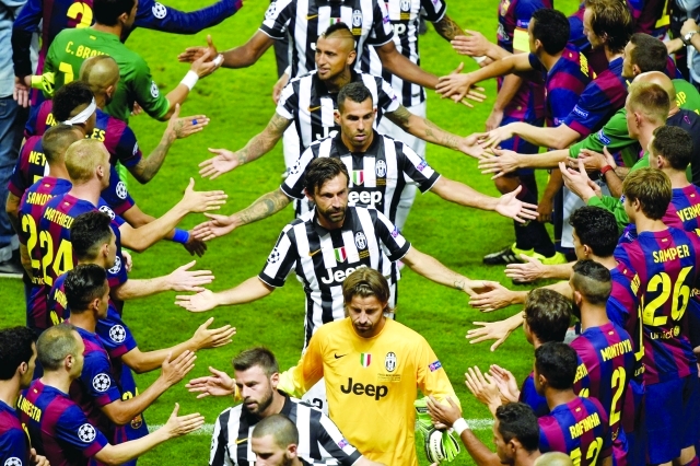 "■ نجوم برشلونة يحيون لاعبي يوفنتوس | أ ف ب"