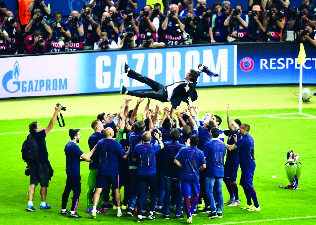 "■ نجوم برشلونة يحتفلون بلويس إنريكي | أ ف ب"