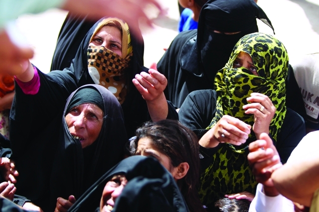 "■ عراقيات نازحات من الأنبار بانتظار الحصول على المساعدات | أ.ف.ب"