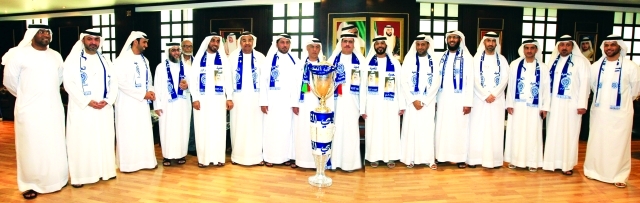"■ سعيد محمد الطاير ومروان بن غليطة يحتفلان بالكأس بحضور المحيربي وبوعميم وحميد الطاير وكبار موظفي «ديوا» | تصوير عاطف الغمري"