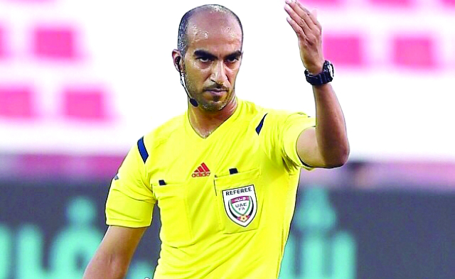 "■ عادل النقبي أثناء قيادته إحدى المباريات | البيان"