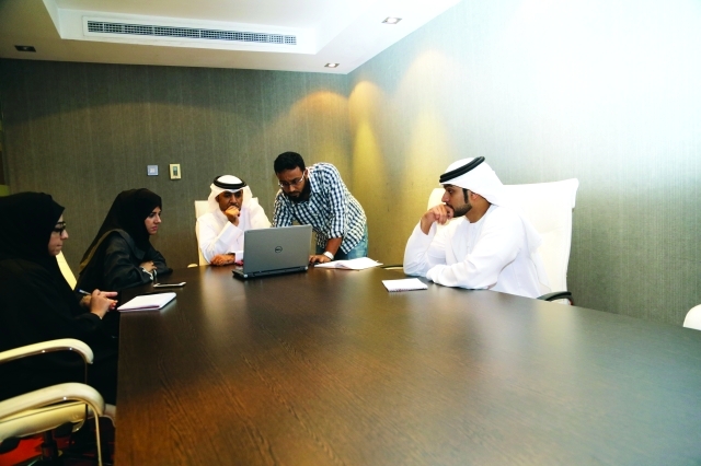 "■ لجنة الفرز خلال اجتماعها للإعلان عن اسم الفائز | تصوير: محمد الزرعوني"