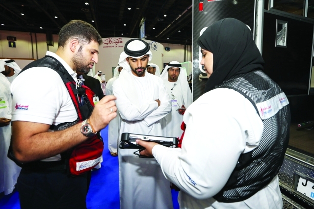 "■ منصور بن محمد يطلع على خدمات «إسعاف دبي» الذكية"