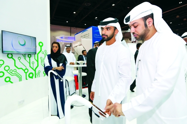 "■ منصور بن محمد متفقداً أجنحة الجهات الحكومية المشاركة في المعرض"